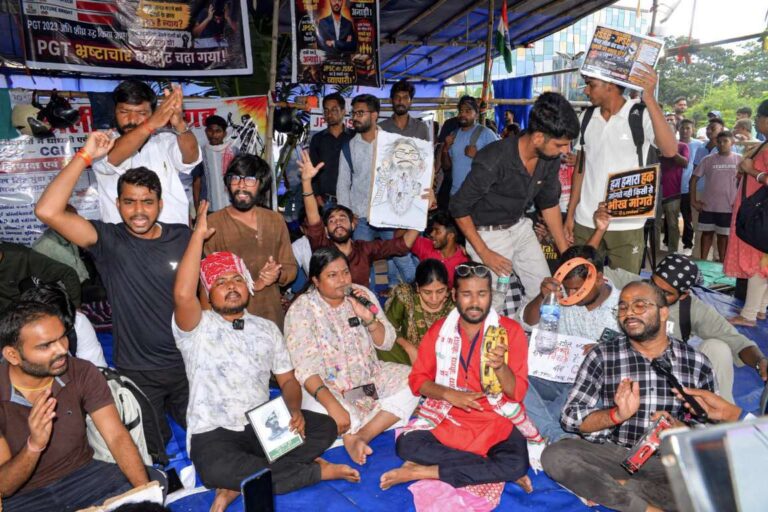 Jharkhand Protest: झारखंड में परीक्षा अनियमितताओं के खिलाफ आंदोलन 14वें दिन भी जारी, छह प्रदर्शनकारी आमरण अनशन पर