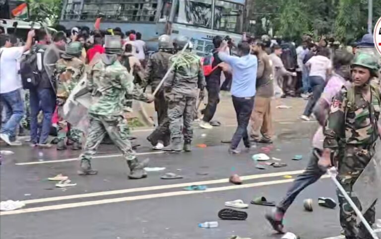 Student Protest: प्रदर्शनकारी छात्रों के विधानसभा मार्च के दौरान बैरिकेड टूटे, बरसा पानी और चलीं लाठियां, आंसू गैस के बीच विधानसभा तक पहुंचा हुजूम; पुलिस कार्रवाई मे कई छात्र घायल, पथराव में चार पुलिसकर्मी भी हुए जख्मी