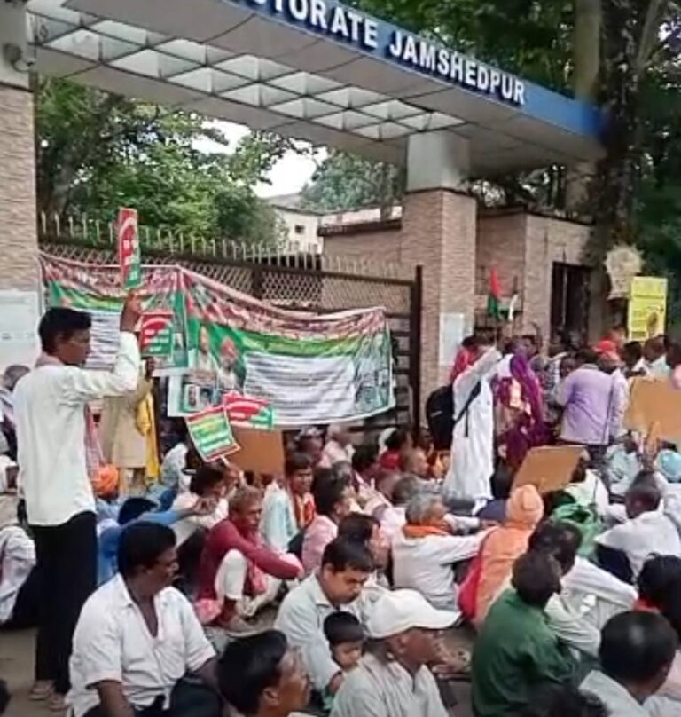 Jamshedpur: जमशेदपुर उपायुक्त कार्यालय के सामने झारखंड आंदोलनकारियों का प्रदर्शन, जमकर की नारेबाजी