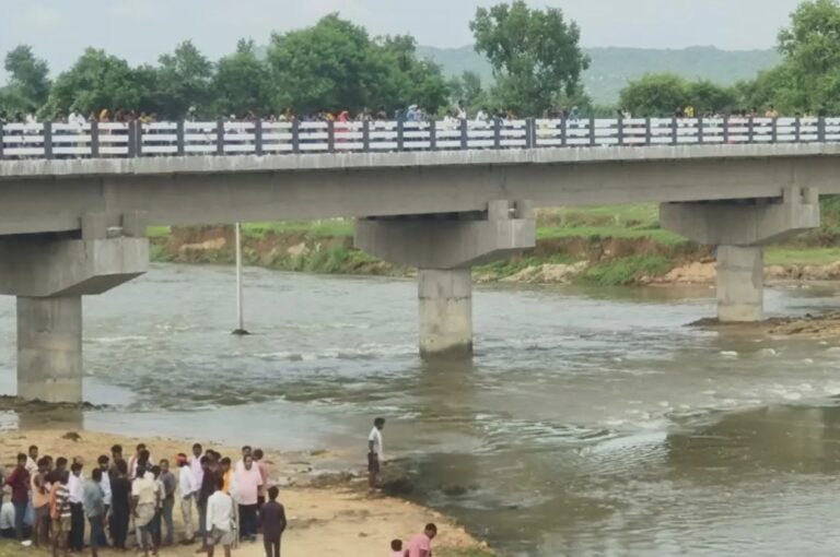 Jharkhand: रील बनाते समय नदी में बहे तीन लोग, एक को बचाया गया, बाकी दो अब भी लापता