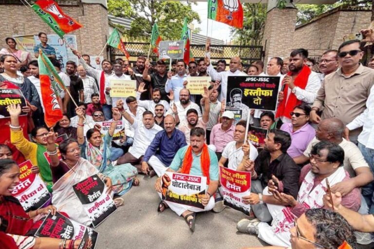 Jamshedpur: जेपीएससी-जेएसएससी में गड़बड़ी के खिलाफ जमशेदपुर समेत राज्य के सभी जिला मुख्यालय पर भाजपा-भाजयुमो का प्रदर्शन, सीबीआई जांच की मांग