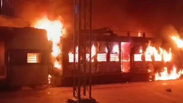 ECR Railway Burning Train: मेमू ट्रेन के दो डिब्बों में लगी भीषण आग, कोई हताहत नहीं, जांच के आदेश