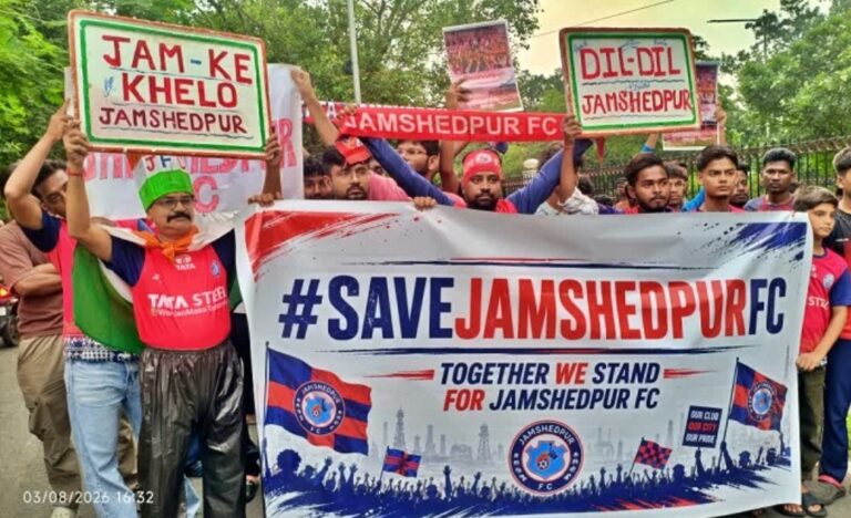 Jamshedpur: जमशेदपुर फुटबॉल क्लब को बंद होने पर फूटा आक्रोश, फुटबाल प्रेमियों ने किया जोरदार विरोध प्रदर्शन
