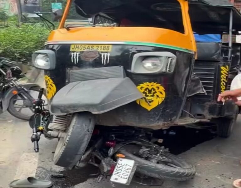 Jamshedpur: जुगसलाई थाना के समीप ऑटो और बाइक के बीच टक्कर,हादसे में बाल बाल बच गए स्कूली बच्चे