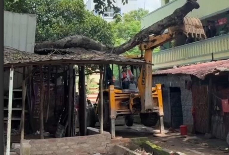 Jamshedpur: Tata Steel UISL ने सोनारी ग्वाला बस्ती के पास एसबीआई बैंक के सामने से हटाया अतिक्रमण, लंबे समय से चल रही थी दुकान