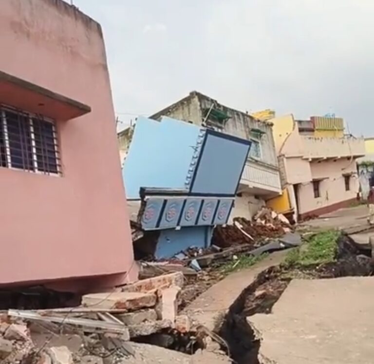 Jharkhand: धनबाद में कई फीट नीचे धंस गई जमीन, 12 से अधिक मकान जमींदोज, कई लोग जख्मी, धंस गई सड़क
