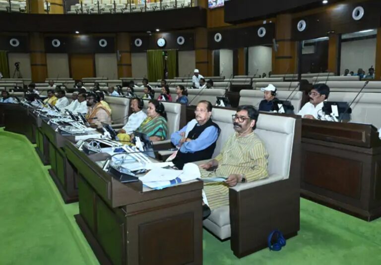 Jharkhand vidhansabha: झारखंड सरकार ने पक्ष के विरोध के बीच विधानसभा में 8,399 करोड़ रुपये का अनुपूरक बजट पेश किया