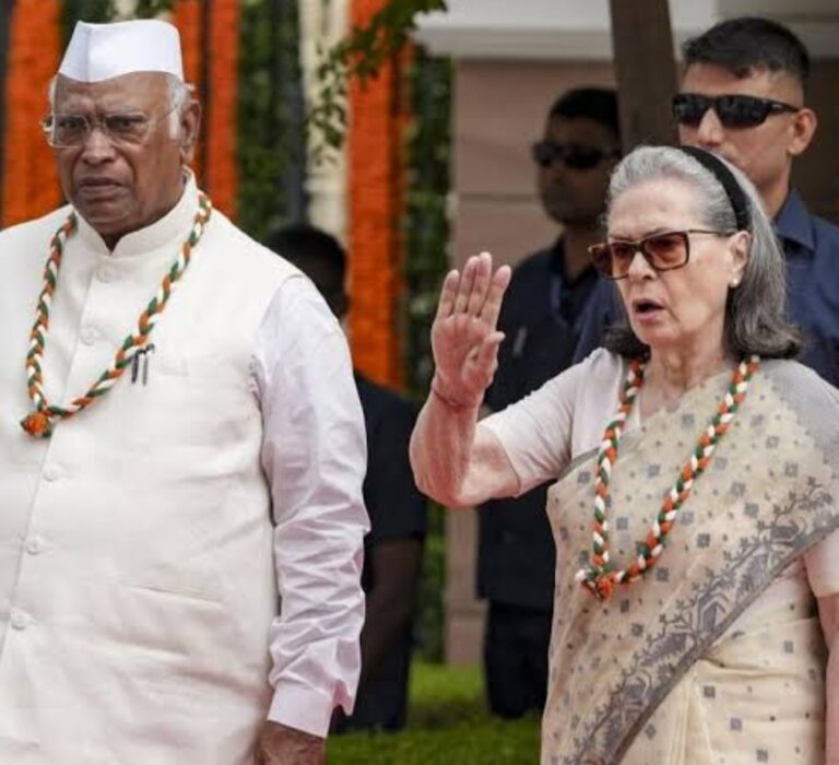Vande Mataram Congress Controversy: सोनिया गांधी और राहुल गांधी पर राष्ट्रगीत ‘वंदे मातरम्’ के गायन में बाधा डालने का आरोप, थाने में शिकायत दर्ज