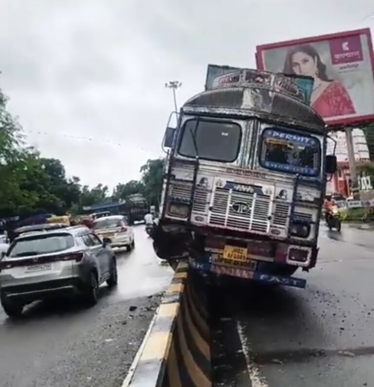 Jamshedpur: गोलमुरी में आकाशदीप प्लाजा के पास ट्रक अनियंत्रित होकर डिवाइडर पर चढ़ा, चालक जख्मी