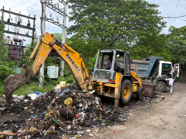 JAMSHEDPUR NEWS: राधिका नगर मुख्य सड़क से हटा वर्षों पुराना कचरे का अंबार, जिला परिषद सदस्य डॉ. परितोष सिंह ने निजी खर्च पर चलवाया सफाई अभियान