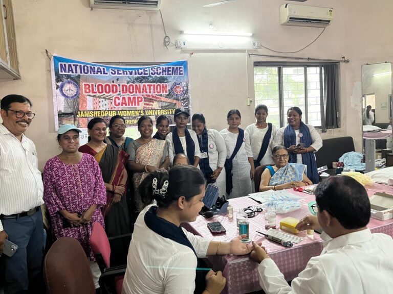 JAMSHEDPUR NEWS: जमशेदपुर महिला विश्वविद्यालय में रक्तदान शिविर आयोजित, छात्राओं ने बढ़-चढ़कर किया रक्तदान