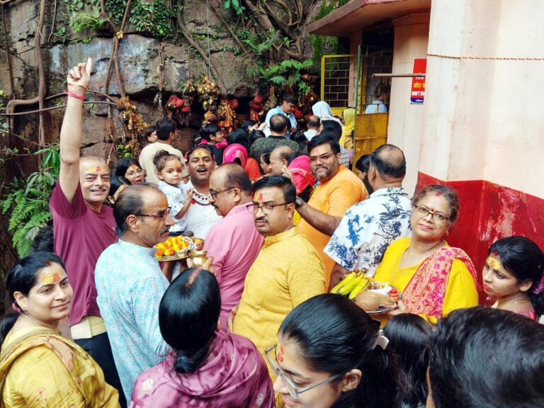 JAMSHEDPUR NEWS :मुर्गा महादेव मंदिर में श्याम भटली परिवार के 70 सदस्यों ने किया जलाभिषेक