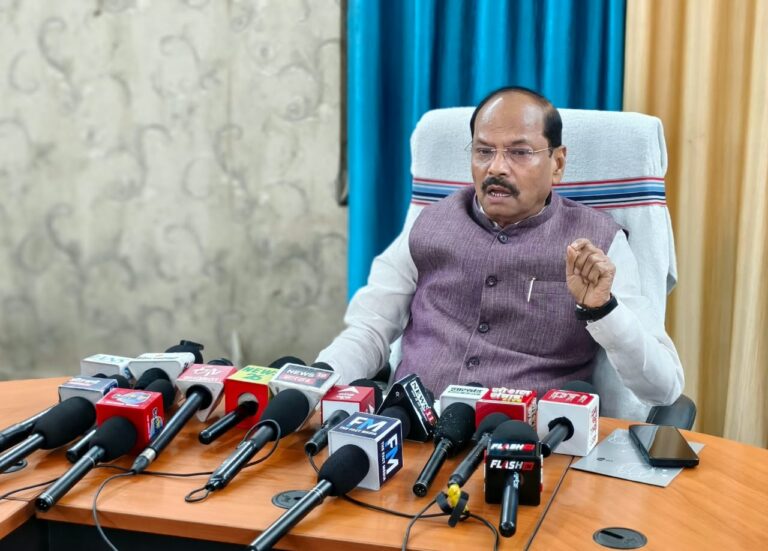 JAMSHEDPUR NEWS ;JPSC की 14वीं परीक्षा रद्द कर CBI जांच कराए सरकार, छात्रों से वार्ता कर निकाले समाधान: रघुवर दास