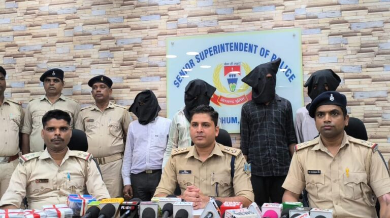 JAMSHEDPUR NEWS: शंकोसाई चेन स्नैचिंग कांड का खुलासा, तीन शातिर अपराधी गिरफ्तार; पिस्तौल, कारतूस और नकदी बरामद