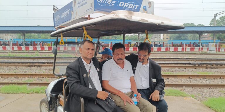 South East Central Railway :रायपुर स्टेशन पर रेलवे कर्मचारियों की तत्परता से बची यात्री की जान, समय पर उपचार के लिए अस्पताल पहुंचाया