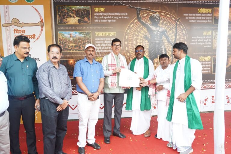 JAMSHEDPUR NEWS: विश्व आदिवासी दिवस पर बिरसा मुंडा टाउन हॉल में भव्य सांस्कृतिक कार्यक्रम, 20 करोड़ से अधिक की परिसंपत्ति वितरण और प्रतिभाओं का सम्मान