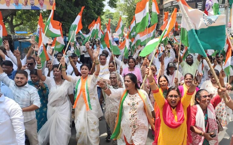 JAMSHEDPUR NEWS :भाजपा की तिरंगा यात्रा से तिरंगामय हुई लौहनगरी, भारत माता के जयघोष से गूंजा शहर, हजारों राष्ट्रभक्तों ने हाथों में तिरंगा लेकर मनाया आजादी का जश्न, स्वतंत्रता सेनानियों के शौर्य को किया नमन
