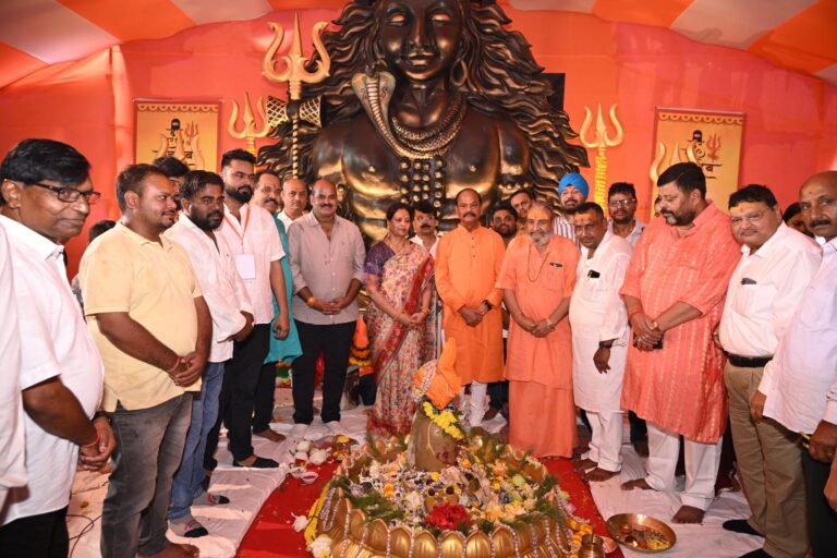 Jamshedpur NEWS : सावन की दूसरी सोमवारी पर बन्ना गुप्ता और सुधा गुप्ता ने किया रुद्राभिषेक, झारखंड की सुख-समृद्धि और खुशहाली की कामना