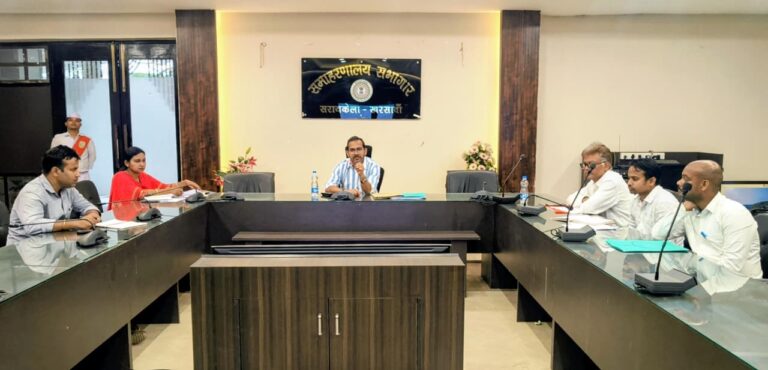 Saraikela Kharsawan News :उपायुक्त नीतिश कुमार सिंह ने कल्याण विभाग की योजनाओं की समीक्षा की, शत-प्रतिशत पात्र लाभुकों तक लाभ पहुंचाने के निर्देश