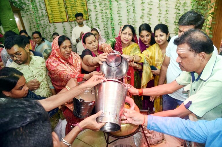 JAMSHEDPUR NEWS :साकची बाजार शिव मंदिर में सुलतानगंज के गंगाजल से हुई सहस्त्रघट जलाभिषेक पूजा,हर हर महादेव के जयघोष से गूंजा मंदिर, सैकड़ों श्रद्धालु हुए शामिल
