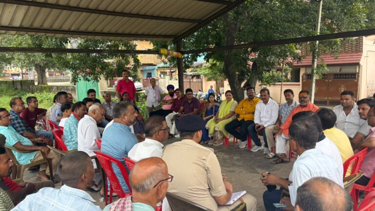 JAMSHEDPUR NEWS: गोविंदपुर में लगातार सड़क हादसों पर उबला जनाक्रोश, सर्वदलीय बैठक के बाद DDC और ट्रैफिक DSP को सौंपा मांग पत्र