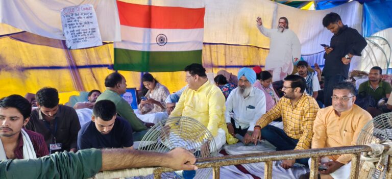 Jharkhand News: JPSC-JSSC अभ्यर्थियों के समर्थन में उतरी JDU, रांची पहुंचकर जमशेदपुर के नेताओं ने कहा- ‘छात्रों को लाठी नहीं, रोजगार दे सरकार’