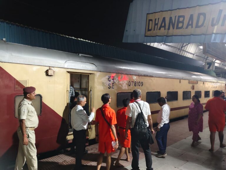 Indian Railways News: धनबाद मंडल का ‘विशेष सहायता अभियान’, श्रावणी मेला में कांवरियों के लिए रेलवे ने की शानदार व्यवस्था