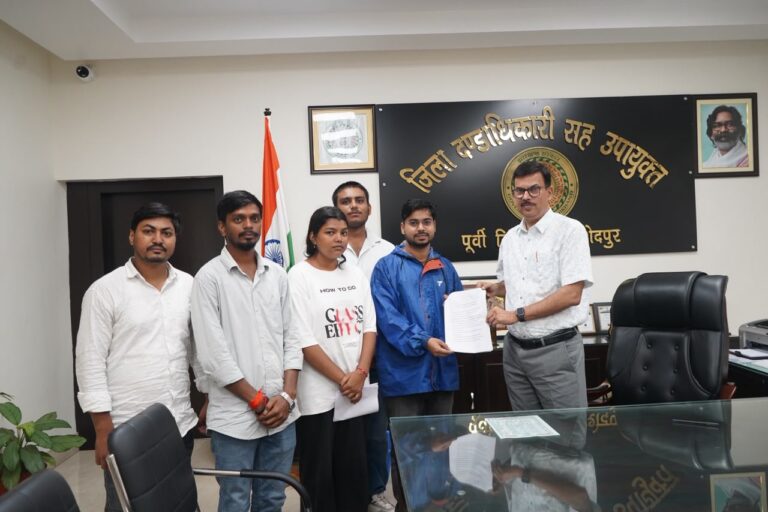 JAMSHEDPUR NEWS: जन शिकायत निवारण दिवस में उपायुक्त ने सुनीं नागरिकों की समस्याएं, त्वरित कार्रवाई के निर्देश