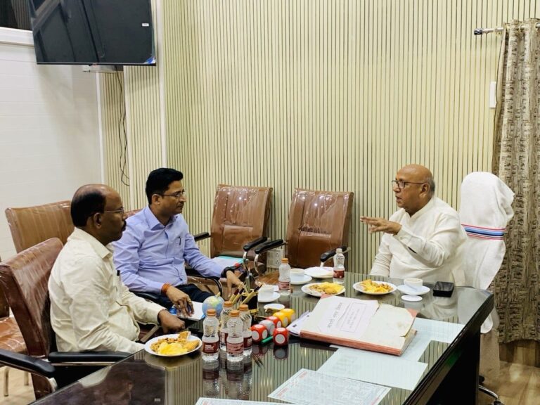 Jamshedpur News : मानगो नगर निगम के अधिकारी नियमों के अनुसार काम करें- सरयू राय