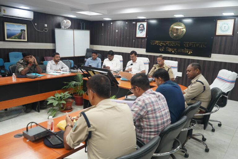 Jamshedpur NEWS: अवैध खनन पर जिला प्रशासन सख्त, 105 टन खनिज जब्त और ₹21 लाख से अधिक जुर्माना; उपायुक्त ने दिए सख्त कार्रवाई के निर्देश