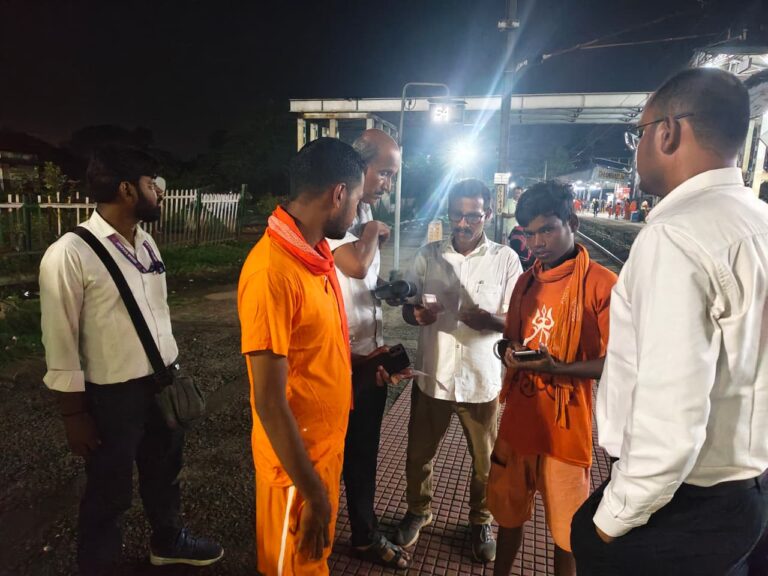 Dhanbad News: रेलवे ने श्रावणी मेला के दौरान श्रद्धालुओं के लिए की विशेष व्यवस्था, धनबाद, चंद्रपुरा और कतरासगढ़ स्टेशनों पर चलाया गया सहायता अभियान