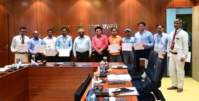 Railway Safety Awards :रेल संरक्षा के 9 सजग प्रहरियों को महाप्रबंधक तरुण प्रकाश ने किया सम्मानित