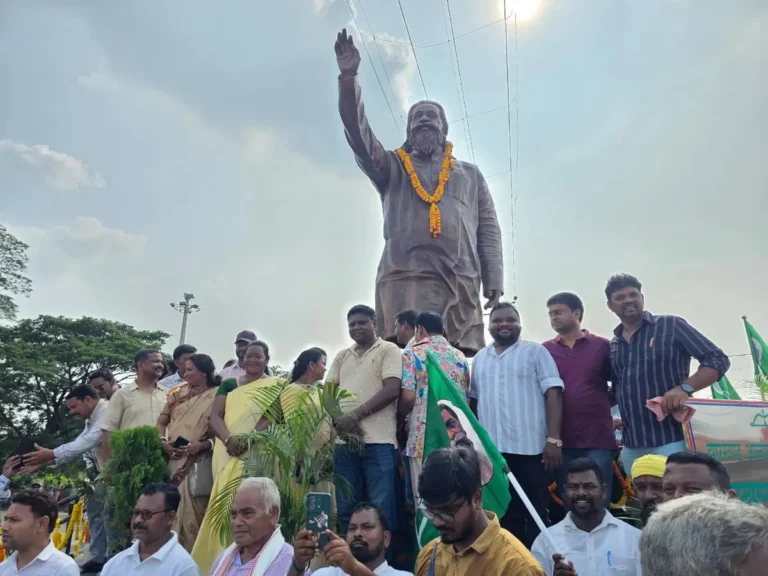 Chaibasa: चाईबासा-टाटा बाईपास चौक का नाम बदलकर ‘दिशोम गुरु शिबू सोरेन चौक’ घोषित किया गया, प्रतिमा का भी हुआ भव्य अनावरण