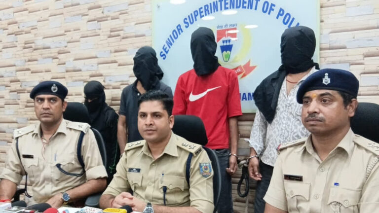 Jamshedpur: मानगो में SIR कर्मी बनकर महिला को बंधक बनाने व मारपीट कर जेवरात लूटने के मामले में चार आरोपी गिरफ्तार, 20 ग्राम सोना बरामद