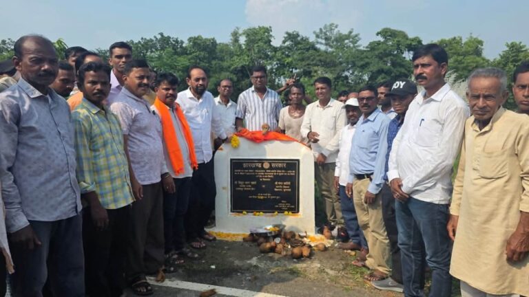 Jamshedpur: जमशेदपुर सांसद विद्युत वरण महतो ने पीसीसी पथ निर्माण का किया शिलान्यास