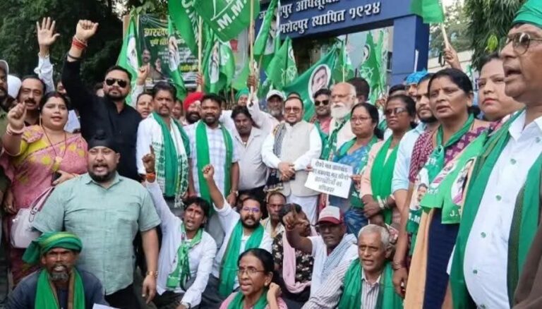 Jamshedpur: JMM का एमएमडीआर अधिनियम के विरोध में प्रदर्शन, खनिज हमारा, राज तुम्हारा नहीं चलेगा के लगाये नारे