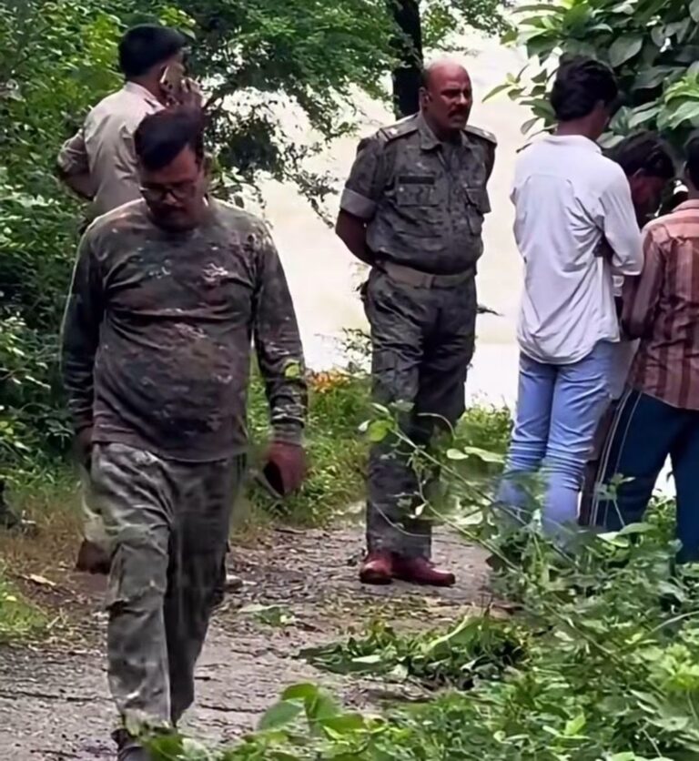 Adityapur: कपाली बस्ती नदी घाट में अज्ञात बुजुर्ग महिला का शव बरामद, झाड़ियों में फंसा था शव