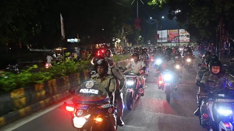 Jamshedpur: शहर में अपराध पर लगाम लगाने सड़कों पर उतरे एसएसपी, बाइक से देर रात किया औचक निरीक्षण