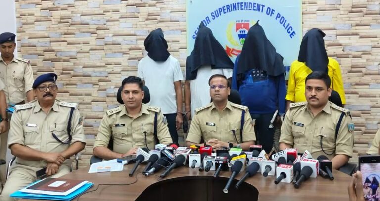 Jamshedpur Police: बिंदल मॉल फायरिंग मामले का पुलिस ने किया खुलासा, मुख्य साजिशकर्ताओं के रूप में चार आरोपी गिरफ्तार गि रेलवे ठेकेदारी व जमीन कारोबार से जुड़े हैं सभी