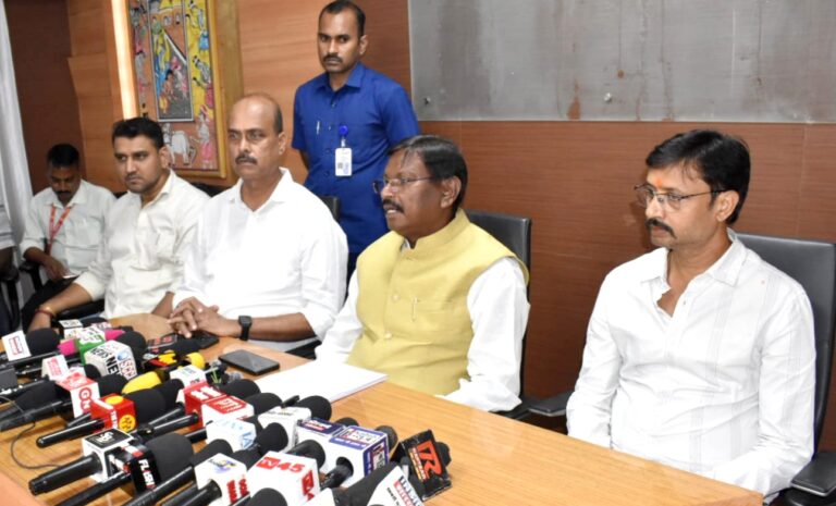 Jamshedpur News :डोबो-कपाली में कृषि भूमि के बदलते नेचर पर पूर्व मुख्यमंत्री अर्जुन मुंडा ने उठाए सवाल, कहा- अनुसूचित क्षेत्र की संवैधानिक व्यवस्था से हो रहा खिलवाड़