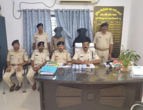Jamshedpur: खुद को पुलिसकर्मी बताकर केस मैनेज कराने का झांसा देकर 25,600 रुपये की ठगी, पुलिस ने दो आरोपियों को किया गिरफ्तार
