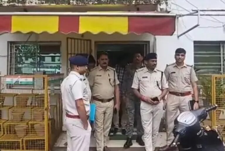 Jamshedpur: निखार सबलोक हत्याकांड में अशोक सिंह राघव के ऑफिस और आवास पर चांडिल, चौका, सोनारी और बिष्टुपुर थाना की पुलिस की छापेमारी, कई डिजिटल साक्ष्य बरामद
