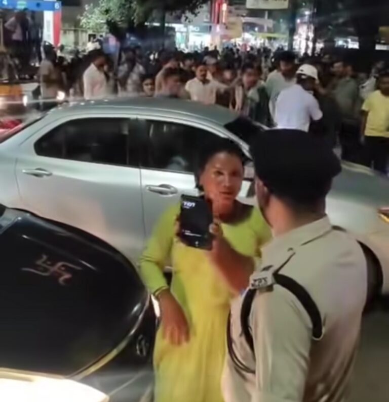 Jamshedpur: साकची गोलचक्कर पर किन्नर समुदाय और ट्रैफिक पुलिस में भिड़ंत, थम गई ट्रैफिक, जमकर हुआ हंगामा
