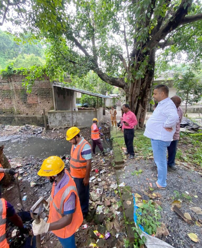 JAMSHEDPUR NEWS :विधायक पूर्णिमा साहू के पहल पर भुइयांडीह ब्राह्मण टोला में वर्षों पुरानी जलजमाव की समस्या के स्थायी समाधान हेतु युद्धस्तर पर शुरू हुआ कार्य, लोगों को जलजमाव से मिलेगी निजात