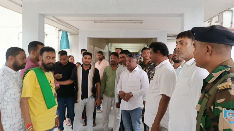 Jamshedpur NEWS : घाटशिला में नशे में कार चालक ने एक ही परिवार के चार लोगों को कुचला, इलाज के दौरान 6 वर्षीय बच्ची की मौत