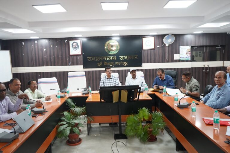 JAMSHEDPUR NEWS: स्वास्थ्य सेवाओं में सुधार पर उपायुक्त का जोर, सभी प्रखंडों में रक्तदान शिविर और शत-प्रतिशत संस्थागत प्रसव का लक्ष्य
