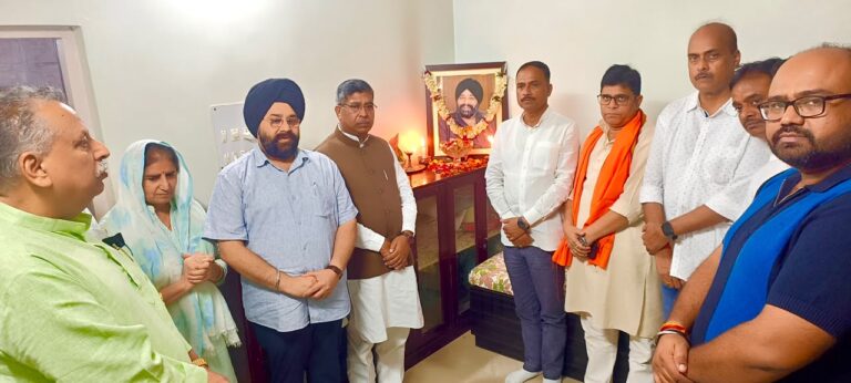 JAMSHEDPUR NEWS: स्वर्गीय सरदार त्रिलोचन सिंह को श्रद्धांजलि देने पहुंचे भाजपा प्रदेश अध्यक्ष आदित्य साहू समेत कई गणमान्य