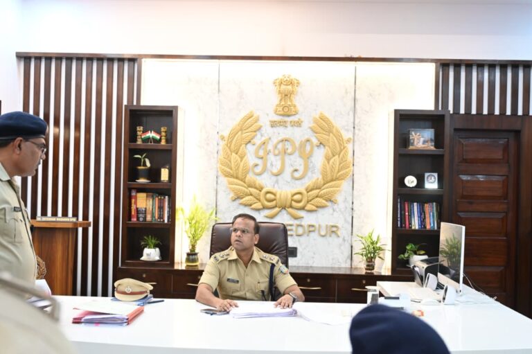 JAMSHEDPUR NEWS: साइबर अपराध के लंबित मामलों की एसएसपी ने की समीक्षा, त्वरित जांच के निर्देश