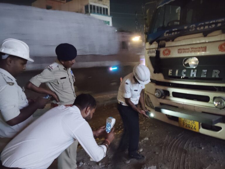 JAMSHEDPUR NEWS: पारडीह-बालिगुमा NH पर अवैध पार्किंग के खिलाफ अभियान, 45 वाहन संचालकों से 2.5 लाख से अधिक जुर्माना