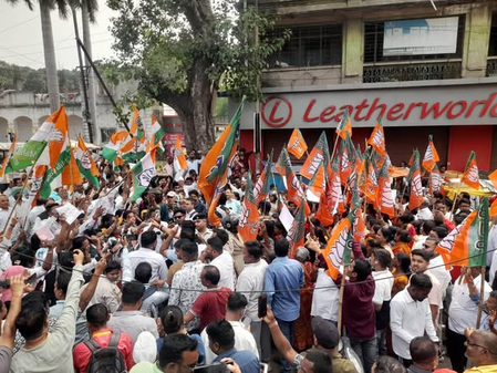 Jamshedpur: बिष्टुपुर में भाजपा और कांग्रेस कार्यकर्ताओं के बीच हिंसक झड़प, पत्थरबाजी, भाजपा के पूर्व जिला अध्यक्ष दिनेश कुमार और कांग्रेस के उपाध्यक्ष समेत 10 से अधिक लोग जख्मी, विधायक धरने पर बैठीं